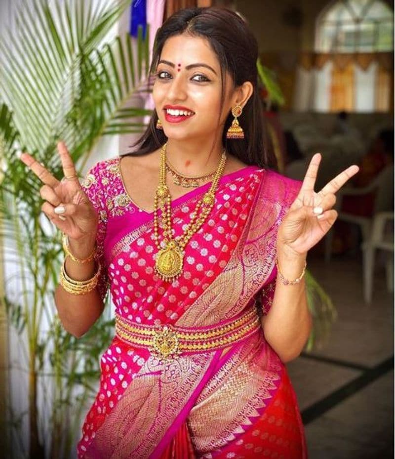 ఆమె స్వస్థలం కర్ణాటక రాష్ట్రం కాగా.. తెలుగులో బాగా రాణించింది. తెలుగు భాషలో స్పష్టంగా కూడా మాట్లాడగలదు.