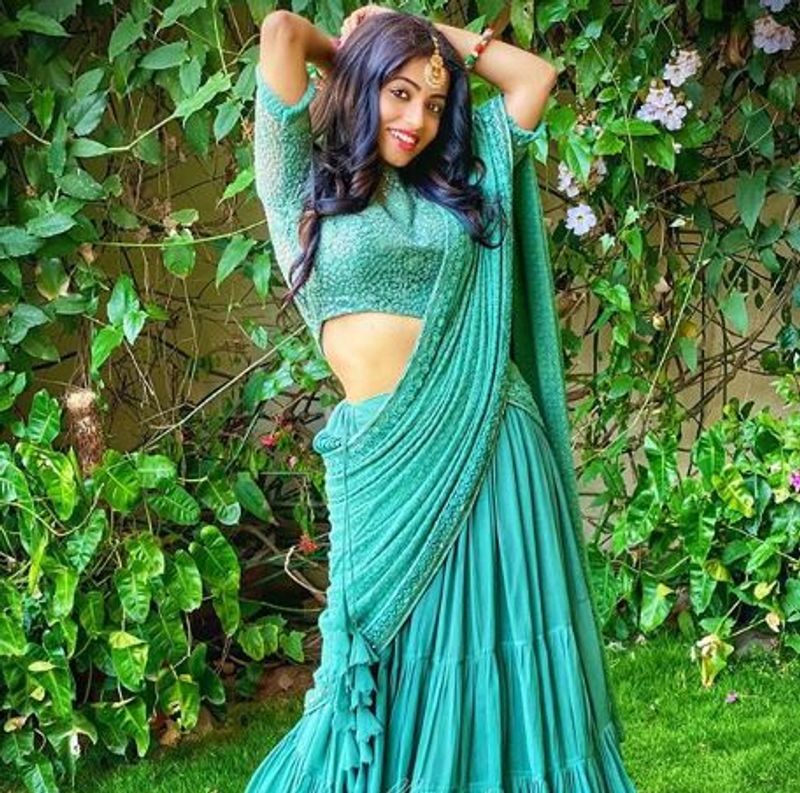 కెరీర్ తొలినాళ్లలో డాక్టర్ అవ్వాలనుకున్న ఈ భామ చివరకు యాక్టర్ అయ్యింది. ముందుగా తమిళ్ సీరియల్ వాణి - రాణి ద్వారా తెరంగేట్రం చేసిన ఈ భామ, అటు తెలుగు, కన్నడ సీరియల్స్ లో కూడా రాణించింది.