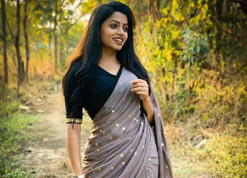 ఈ రెండు సీరియల్స్ లో లీడ్ రోల్.. నవ్య కావడంతో.. ఆమె లేకుండా సీరియల్ కంటిన్యూ చేసే ఛాన్స్ లేదు.