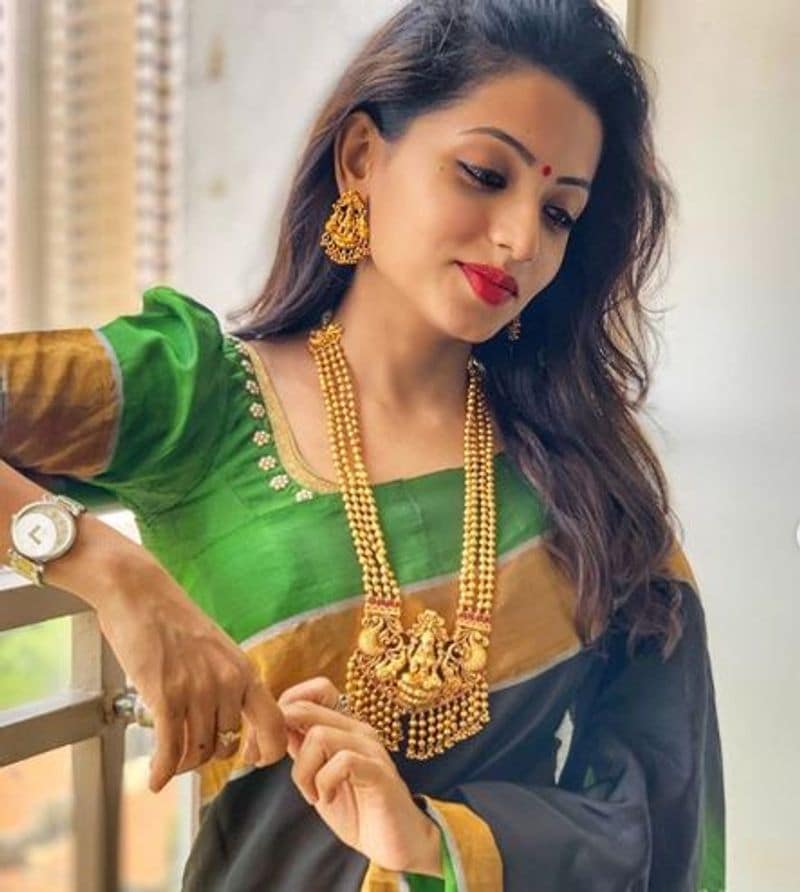 దీంతో.. ఈ రెండు సీరియల్స్ షూటింగ్ కి బ్రేకులు పడ్డాయి. కాగా.. తాజాగా మరో రెండు సీరియల్స్ షూటింగ్ కి బ్రేకులు పడే అవకాశం కనపడుతోంది.మరో సీరియల్ నటికి కరోనా పాజిటివ్ అని తేలింది.