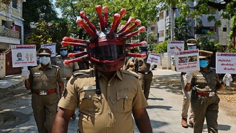 चेन्नई में पुलिसकर्मियों ने कोरोनावायरस जैसा हेल्मेट पहन रखा है और हाथों में कोरोना वायरस से बचाव के लिए घरों में रहने की अपली वाली तख्ती लिए सड़क पर लोगों को जागरूक करने के लिए निकले हैं।