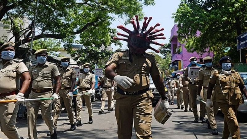 कोरोनावायरस जैसा दिखने वाला हेल्मेट पहने और मास्क लगाए पुलिसकर्मी लोगों को घरों में रहने के लिए जागरूक करने निकले हैं।