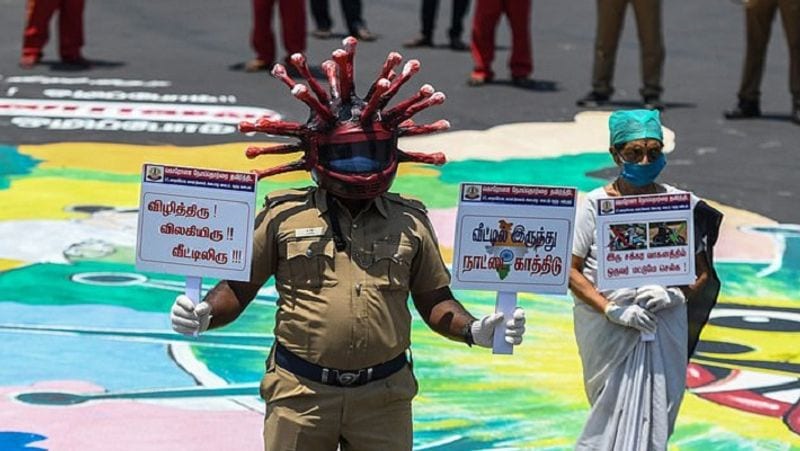 चेन्नई में पुलिस और हेल्थ वर्कर्स ने लोगों को कोराना वायरस के खतरे से आगाह करने के लिए साझा अभियान चलाया है।