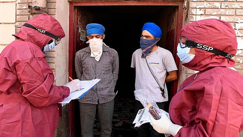अमृतसर में हेल्थ वर्कर्स एक घर के लोगों से उनके हेल्थ के बारे में जानकारी नोट करते हुए। पंजाब में कोरोनावायरस को लेकर खास सतर्कता बरती जा रही है।