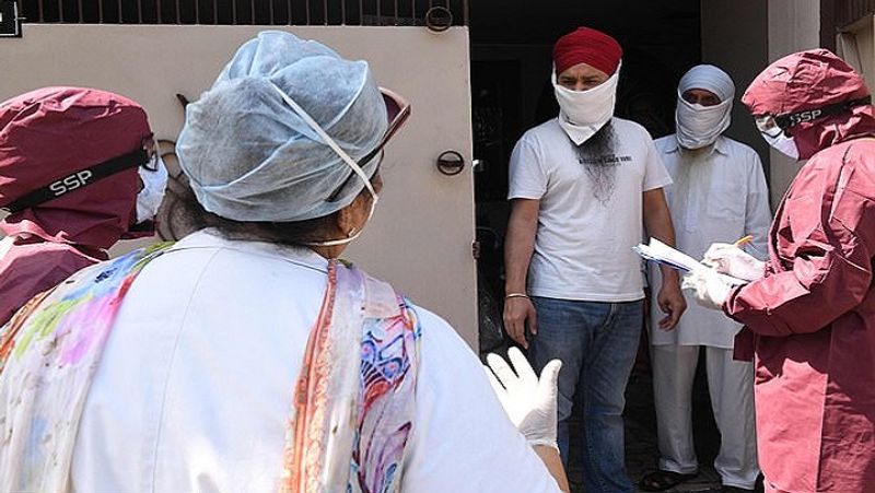 गाउन और मास्क पहने हेल्थ वर्कर्स अमृतसर में हर घर में जाकर लोगों से उनके स्वास्थ्य के बारे में जानकारी दर्ज कर रहे हैं, ताकि अगर कोई कोरोना से संक्रमित मिले तो समय रहते उसका इलाज किया जा सके।
