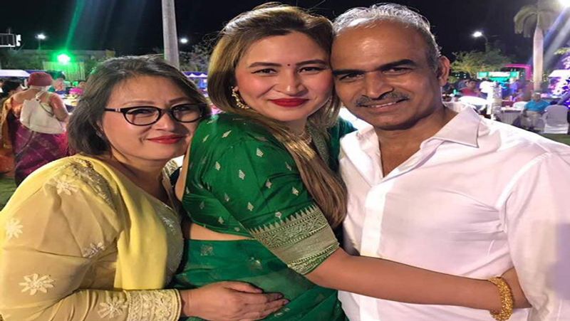 एक अन्य यूजर अनूप शुक्ल ने लिखा कि आप दोनों बहन दिख रहीं है ना कि मां और बेटी