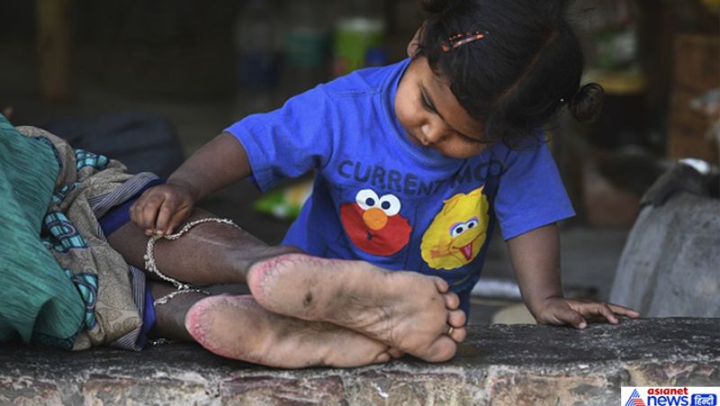 लखनऊ: बिना दवा के ठीक हुआ मासूम- लखनऊ में एक ढाई साल के मासूम ने कोरोना को मात दी है। बच्चे की मां कनाडा में डॉक्टर है। उसके संपर्क में आने से बच्चा और सास ससुर संक्रमित मिले थे। इसके बाद उसे किंग जॉर्ज मेडिकल कॉलेज में भर्ती कराया गया। बच्चे में कोरोना के लक्षण नहीं थे, लेकिन रिपोर्ट पॉजिटिव आई थी। इसके बाद डॉक्टरों ने बच्चे को दवाई ना देने का फैसला किया। अब बच्चा पांच दिन बाद ठीक होकर घर पहुंच गया। 