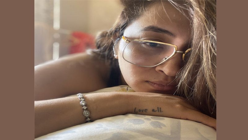 केन्द्र सरकार को लेकर जब ज्वाला टिप्पणी करती हैं तो कई बार लोग उन्हें उनकी मां को लेकर ट्रोल करते हैं। लोग कहते हैं कि मां चीन से हैं इसी कारण से वे केन्द्र सरकार की बुराई कर रही हैं।