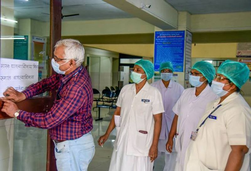 उत्तराखंड: चार दिन से कोई मामला सामने नहीं आया - उत्तराखंड से भी राहत भरी खबर आ रही है। यहां रविवार तक पिछले चार दिनों से संक्रमण का कोई मामला सामने नहीं आया है। उत्तराखंड में संक्रमण के 35 मामले सामने आए हैं। इसमें से 5 लोग ठीक भी हो चुके हैं।