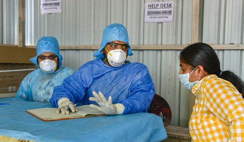 केरल : लगातार सुधर रहे आंकड़े- भारत में सबसे पहला मामला केरल में ही सामने आया था। पहले सबसे ज्यादा संक्रमित केसों के मामले में केरल महाराष्ट्र के बाद दूसरे नंबर पर था। लेकिन यहां सबसे ज्यादा लोग ठीक हो रहे हैं। यहां अब तक 179 लोग ठीक हुए हैं। साथ ही नए मामलों में भी कमी आ रही है। केरल में रविवार को सिर्फ 2 नए केस सामने आए हैं।