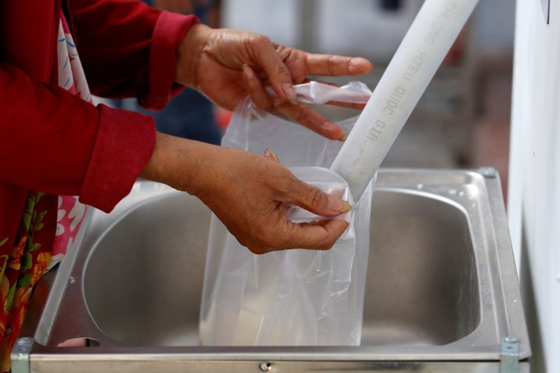 एटीएम से एक बार में 1.5 किलो चावल निकलते हैं। वियतनाम में जो लोग बेरोजगार हुए हैं, उसमें मुहल्लों में फेरी लगाकर सामान बेचने वाले लोग हैं, कुछ हाउसकीपिंग का काम करने वाले हैं तो कुछ लॉटरी बेचकर पैसे कमाते हैं।