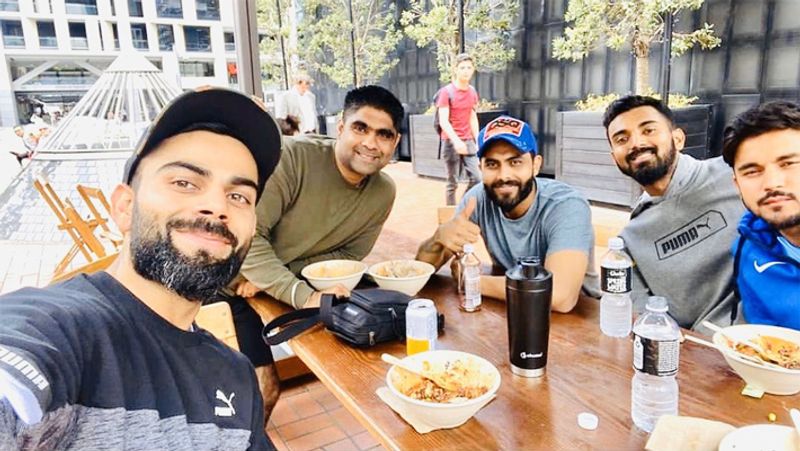 दरअसल कोरोना वायरस के चलते देश में इस समय लॉकडाउन चल रहा है। लॉकडाउन के चलते भारतीय क्रिकेट टीम के तमाम क्रिकेटर्स इन दिनों सोशल मीडिया पर खूब एक्टिव हैं।