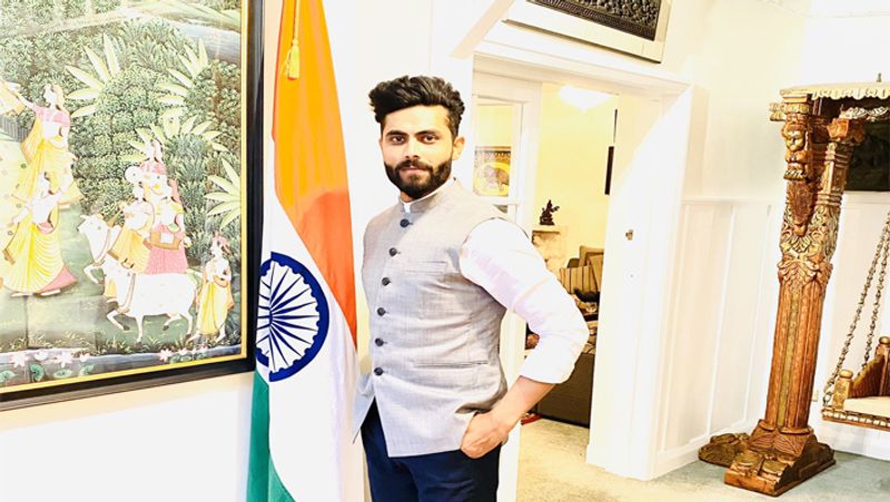 अपने आधिकारिक इंस्टाग्राम और ट्विटर अकाउंट पर जडेजा ने असली तलवार को हाथ में लेकर अपना सेलिब्रेशन करतब दिखाया है। जडेजा को इस वीडियो में कमाल की तलवारबाजी करते हुए देखा जा सकता है।