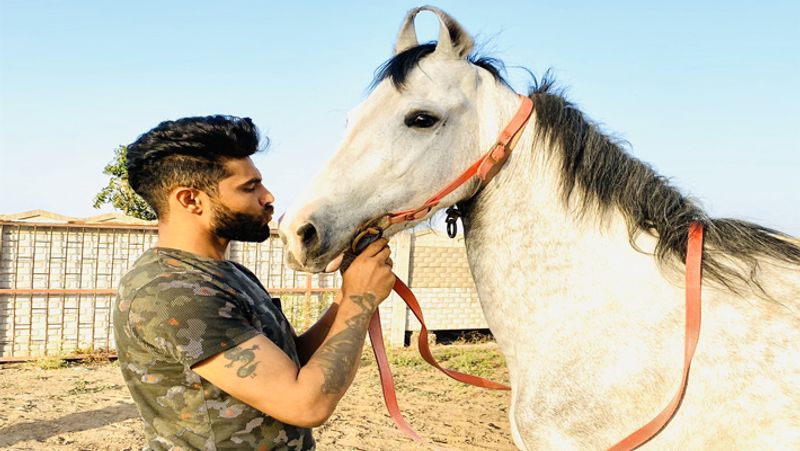 आपको बता दें कि इसस पहले जडेजा ने घुड़सवारी करते हुए भी अपनी एक वीडियो शेयर की थी जिसे लगों ने खूब पसंद किया था। लॉकडाउन के दौरान तमाम क्रिकेटर सोशल मीडिया पर एक से बढ़कर एक वीडियोज शेयर कर रहे हैं जिससे कि वो अपने क्रिकेट फैंस के साथ जुड़े भी हैं और इससे उनका टाइम भी अच्छे से पास हो जा रहा है।
