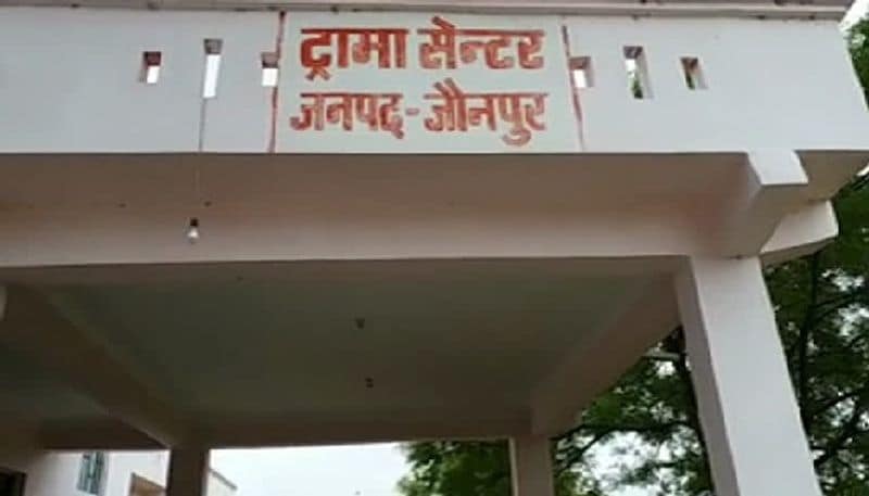 वाराणसी-लखनऊ राजमार्ग पर सिरकोनी ब्लाक के हौज गांव में ट्रामा सेंटर है। यहां अल्ट्रासाउंड से लेकर अन्य अत्याधुनिक उपचार के संसाधन हैं। जून 2018 में ही चार वेंटिलेटर भी आए थे, जो रखे गए हैं। इनको अभी तक इंस्टाल भी नहीं किया जा सका है।
