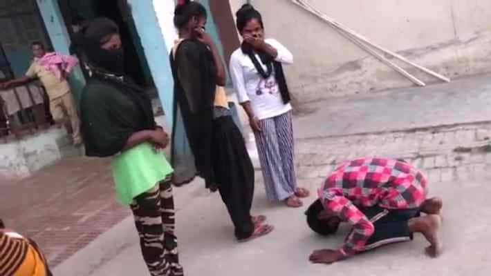 girls caught a boy who molestated them beats in begusarai pra girls caught a boy who molestated them beats in begusarai pra