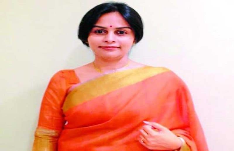 दरअसल उस महिला की इस लाइन के अलावा झुग्गी-झोपड़ियों की यह दशा देखकर भी वे काफी इमोशनल हो गयी थीं उन्हें लगा की समाज को सुधारने और ऐसे लोगों की मदद करने के लिये उन्हें प्रशासनिक सेवा में ही जाना चाहिए। बचपन से भी यह सपना उनके मन में पल ही रहा था। बस फिर क्या था प्रियंका ने कमर कस ली और लग गयीं यूपीएससी की तैयारी में।