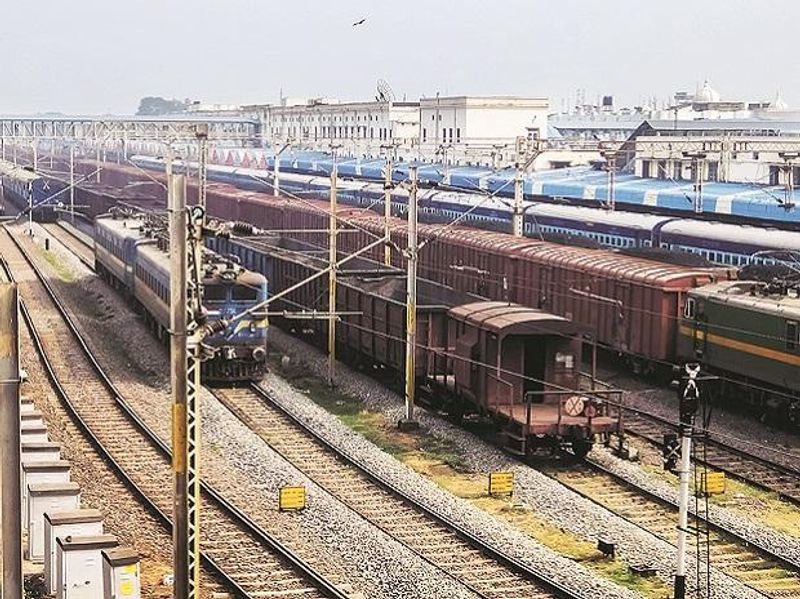 पहले माना जा रहा था कि 14 अप्रैल को लॉकडाउन खत्म होने के बाद ट्रेन और उड़ानें शुरू की जा सकती हैं। लेकिन ज्यादातर राज्य इसे बढ़ाने के पक्ष में थे। केंद्र सरकार ने राज्य सरकार के सुझावों को मानते हुए लॉकडाउन बढ़ाने का ऐलान किया। 