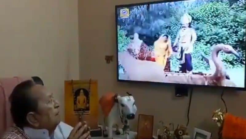 वीडियो में अरविंद त्रिवेदी रामायण के उस सीन को देखकर काफी भावुक हो जाते हैं जब रावण सीता हरण करता है। इतना ही नहीं अरविंद सीता को देखकर चेहरे पर मायूसी के साथ हाथ जोड़ लेते हैं।
