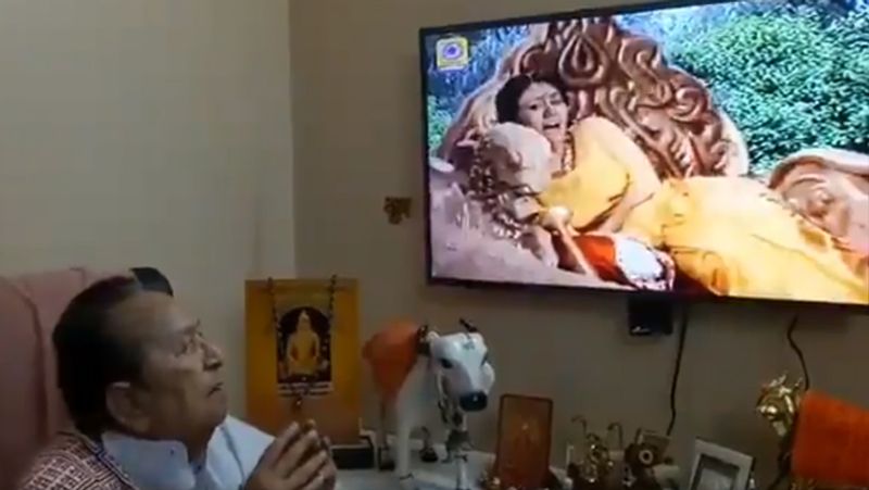 इन दिनों रामायण सीरियल में रावण का किरदार करने वाले अरविंद त्रिवेदी का एक वीडियो सोशल मीडिया पर काफी वायरल हो रहा है। इस वीडियो में वह रामानंद सागर के रामायण सीरियल को टीवी पर देखते नजर आ रहे हैं। 