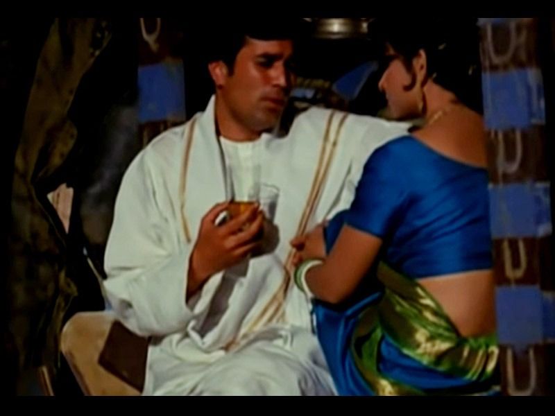 আনন্দবাবুঃ অমর প্রেম ছবিতে আনন্দ বাবু চরিত্র আজও সকলের স্মৃতিতে উজ্জ্বল। ছবিতে অভিনয় করেছিলেন রাজেশ খান্না।