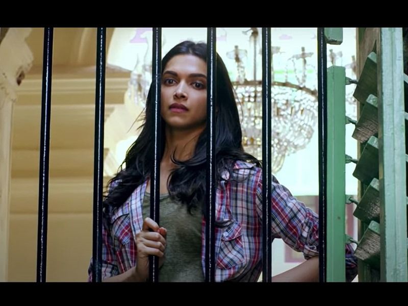 পিকুঃ পিকু ছবিতে মুখ্য চরিত্র ছিল পিকু, বাঙালি মেয়ের লুকে ধরা দিয়েছিলেন দীপিকা পাড়ুকোন।