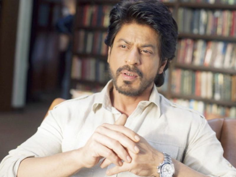 কযেয়দিন আগেই শিরিশ মন্তব্য করেছিলেন যে শাহরুখ খানে ১৫০ কোটির ফ্লপ ছবি নিয়ে। কিন্তু ফারহার কথা ভেবে চুপ ছিলেন শাহরুখ খান।