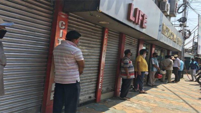 लॉकडाउन के दौरान केवल जरूरी सामान एवं कृषि, खनन, यूटिलिटी सेवाओं और कुछ वित्तीय एवं आइटी सेवाओं के परिचालन के लिए ही अनुमति दी गई है। 
