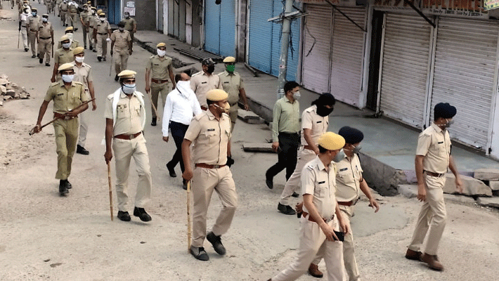 continue mob attack against police during lock down duty continue mob attack against police during lock down duty