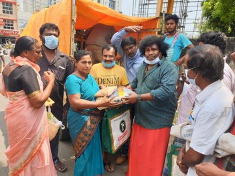 Actor Yogibabu donated a 1,000 KG Rice Bages to Federation of Small Screen Technicians