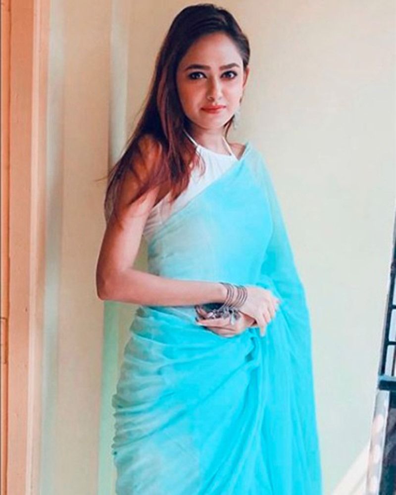 মিশমি দাসও একটি নীল শাড়ি পরে নববর্ষেরে শুভেচ্ছাবার্তা দিলেন। আজকের দিনে শাড়ি ছবি পোস্ট করা ম্যানডেটরি তাও জানিয়ে দিলেন মিশমি।