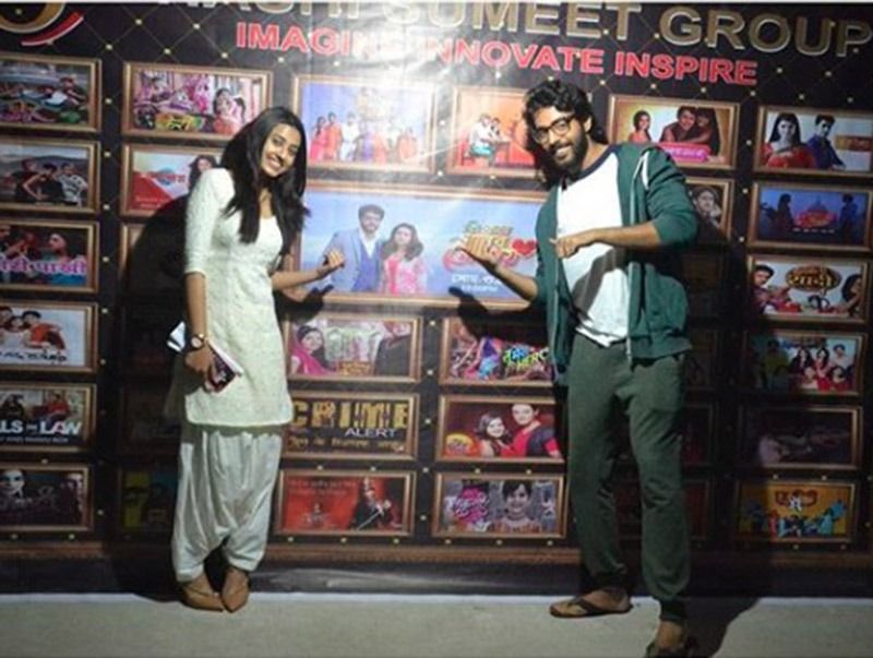 স্বস্তিকা দত্ত নিজের কোস্টার ক্রুশাল আহুজার সঙ্গে একটি অনুষ্ঠানের ছবি পোস্ট করে নববর্ষেরক শুভেচ্ছা জানিয়েছেন।