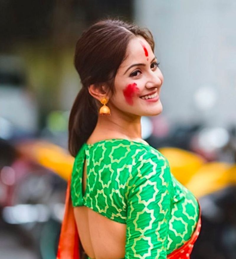 টেলি অভিনেত্রী তৃণা সাহা সবুজ স্টাইলিশ ব্লাউজের সঙ্গে লাল শাড়ি পরে নববর্ষের শুভেচ্ছা জানালেন ইনস্টাগ্রামে।