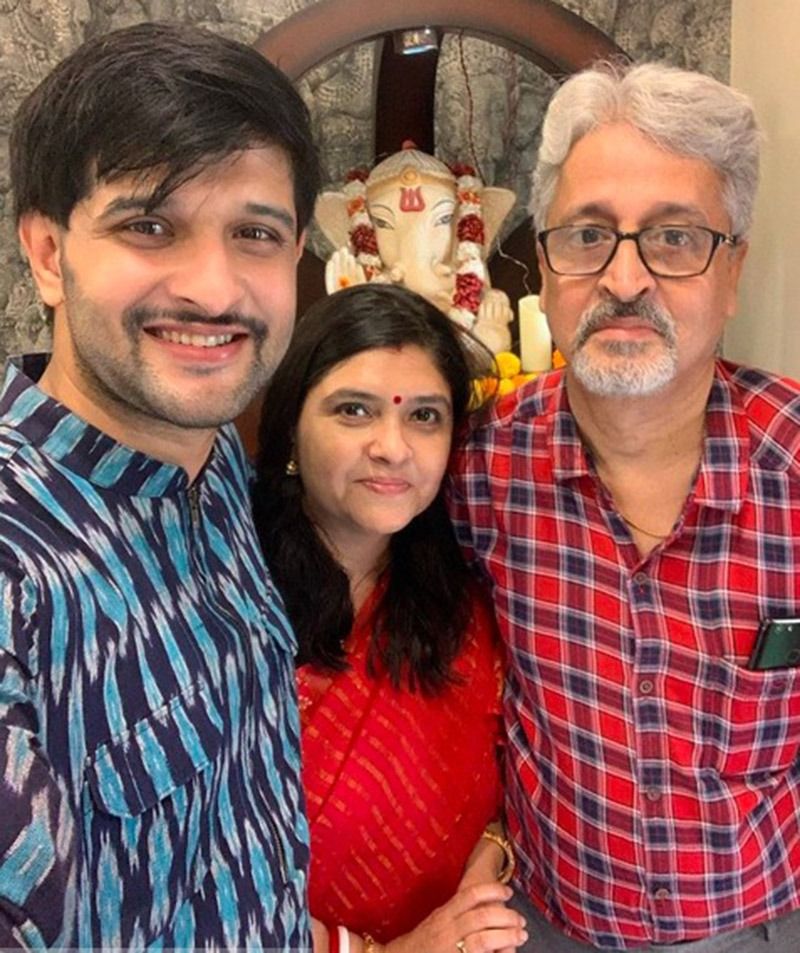 নীল ভট্টাচার্য নিজের মা বাবার সঙ্গে ছবি পোস্ট করে নিজের সমস্ত ফলোয়াড় এবং ভক্তদের শুভেচ্ছা জানালেন।