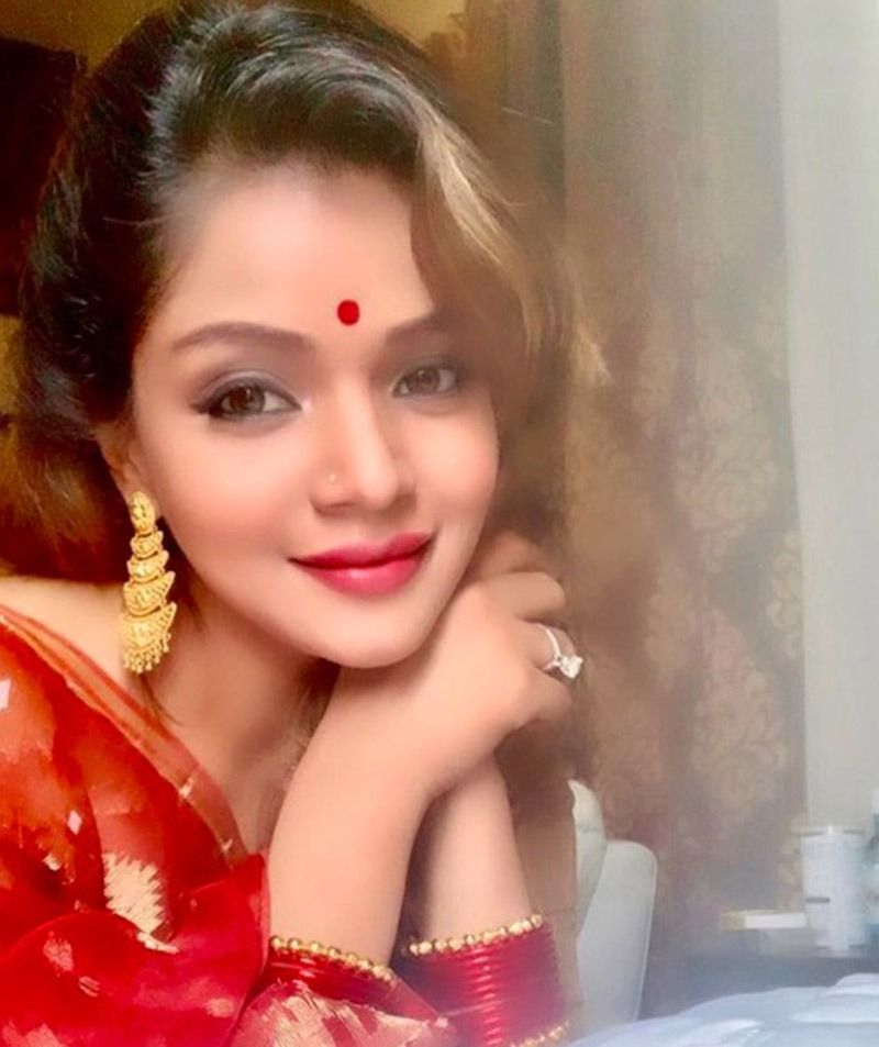 জনপ্রিয় অভিনেত্রী অরুনিমা ঘোষ লাল ঢাকাই শাড়ি, সোনালি গয়না এবং লাল কাঁচের চুড়িতে বৈশাখের সাজে সেজে উঠেছেন। সেই ছবি পোস্ট করে সকলকে নববর্ষের শুভেচ্ছা জানালেন।