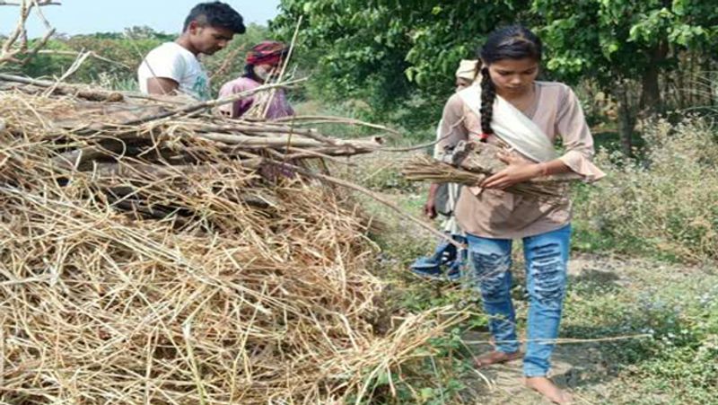 मामला उत्तर प्रदेश के कुशीनगर का है। यहां की रहने वाली आरती शर्मा की सोमवार को मौत हो गई। वह काफी समय से बीमार थी। आरती के पति सुरेश शर्मा की मौत दो साल पहले ही हो चुकी है। सुरेश की मौत के बाद उसका परिवार भयंकर आर्थिक संकट का सामना कर रहा था। आरती किसी तरह से अपने तीन बच्चों का पेट भर रही थी।