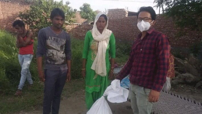 तस्वीर में दिखाई जाने वाला यह उत्तराखंड के हरिद्वार जिले के दरगाहपुर गांव का रहन वाला है। जहां इस महिला के परिवार ने दो दिन से खाना नहीं मिल सका। जब महिला का दर्द बयां करते हुए वीडियो वायरल हुआ तो मामला एसडीएम की जानकारी में आया। तब जाकर उसके लिए राशन पहुंचाया गया।