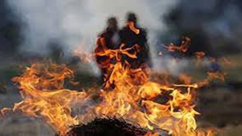 आरती की मौत की खबर जब उसके बेटे राममिलन को मिली तो उस पर दुखों का पहाड़ टूट पड़ा। लेकि लॉकडाउन होने के कारण वह मां के अंतिम दर्शन के लिए भी नहे पहुंच सका। जिसके बाद पड़ोसियों व रिश्तेदारों ने बेटे राममिलन के आए बगैर ही आरती का अंतिम संस्कार करने का फैसला किया।
(प्रतीकात्मक फोटो)
