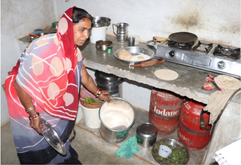 तस्वीर में दिखाई देने वाली यह महिला एमपी के शिवपुरी जिले की रहने वाली है। उसके घरवाले मजदूरी करके अपना परिवार पालते हैं। लेकिन, अब आटा खत्म हो गया है, चावल उबालकर खाना पड़ रहा है। 