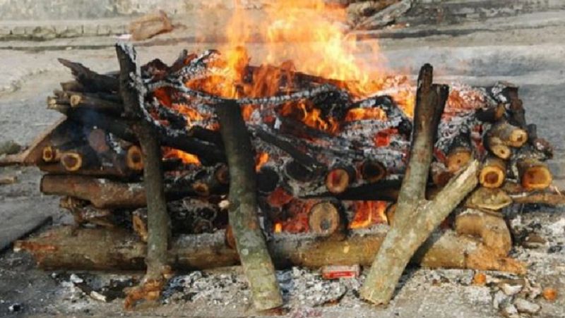 आरती की मौत के बाद जब उसका इकलौता बेटा घर नहीं आ सका तो उसकी बेटी ने बेटे की तरह फर्ज पूरा किया। उसकी बेटी प्रियंका ने न सिर्फ मां की चिता को मुखाग्नि दी बल्कि अंतिम संस्कार में होने वाले सारे रस्मों को बेटा बन कर निभाया। प्रियंका के इस कदम की क्षेत्र के लोग जमकर तारीफ कर रहे हैं।
(प्रतीकात्मक फोटो) 