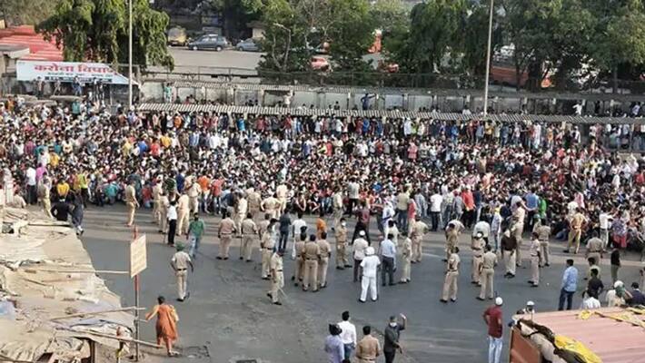 Around 5 thousand people gathered at Mumbai Bandra railway station kpn Around 5 thousand people gathered at Mumbai Bandra railway station kpn