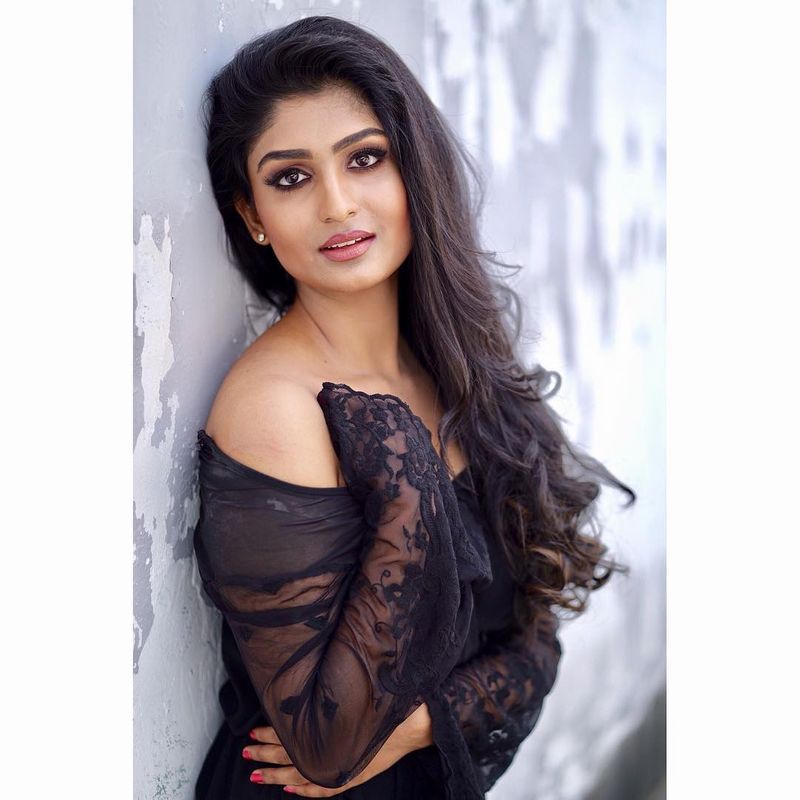 খানিকটা অস্বস্তিতে পড়েন রেচেল। তিনি জানান এই ধরনের প্রশ্ন কেন, মুহূর্তে কথা পাল্টে সাজিদ বলেন তুমি পোশাক খুলে ফেল, দেখব বিকিনিতে তোমায় কেমন দেখায়!
