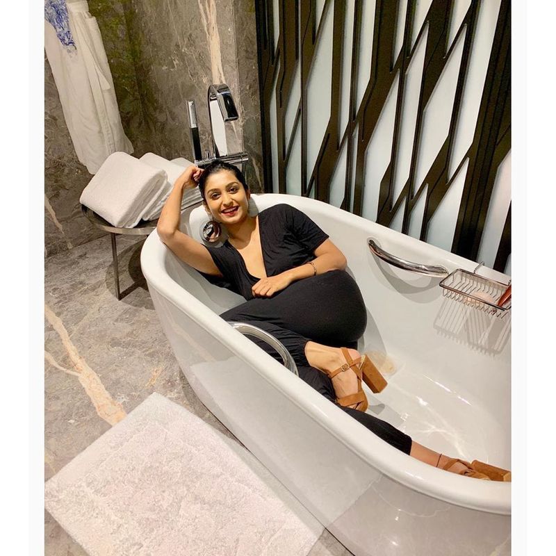 সেখানে ঢুকতে না ঢুকতেই অস্বস্তি বোধ করেন রেচেল। তাঁকে সাজিদ প্রথমেই প্রশ্ন করেন তোমার এই ক্লিভেজ কি আসল!