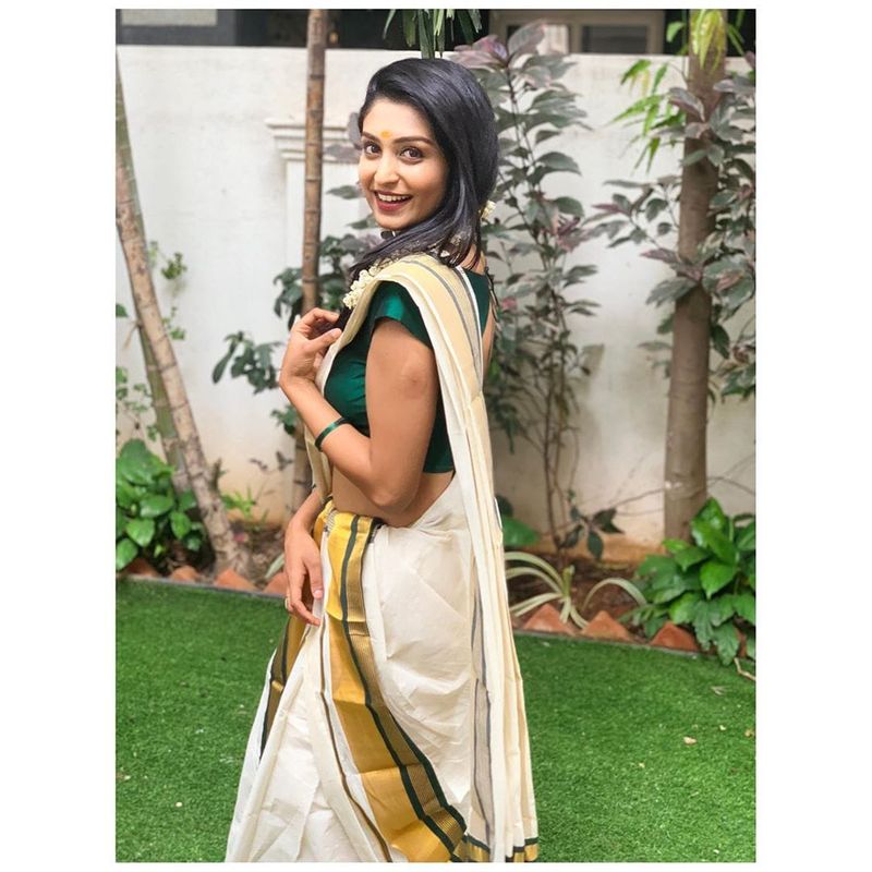 রেচেল নারাজ হলে সাজিদ জানান, ছবিতে বিকিনি অনেক শ্যুট আছে, রেচেল জানান, তিনি অফিসে গিয়ে শ্যুট করে দেখাবেন।