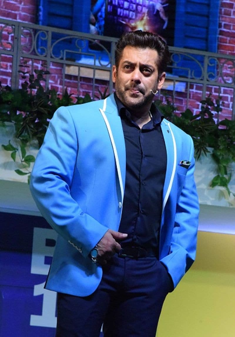 প্রথমেই তিনি শুরু করলেন ইয়ে রেকর্ড তোরনা মুশকিল হি নেহি, না মুমকিন হ্যায়। বলার পরই তিনি জানালেন এটা ডনের সংলাপ কিন্তু আমি বললাম।