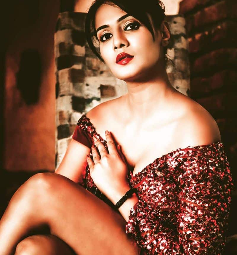 Netizens Slams Meera Mithun For Posting Over glamour Photos in Social Media