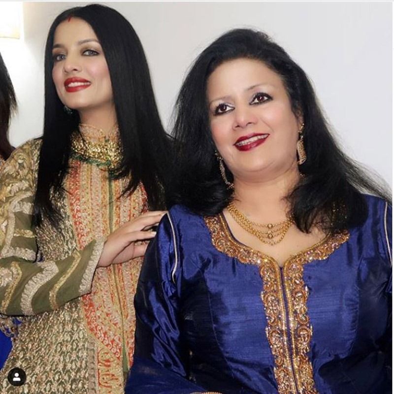 অভিনেত্রীরও তেমনটাই হয়েছিল বাবা মারা যাওয়ার কিছুদিন পরই আচমকা মা মারা যান। তারপর ২০১৭ সালে আবার নিজের সন্তানকে হারান অভিনেত্রী।