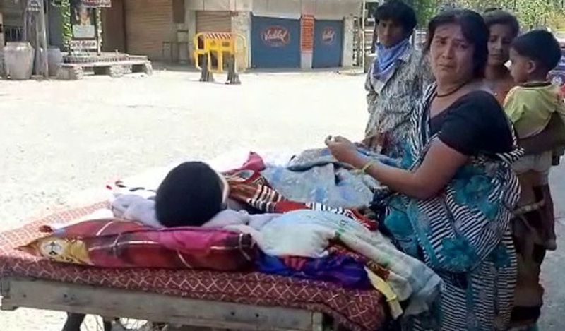 यह तस्वीर गुजरात के राजकोट की है। यह विधवा मां हाथ ठेले से एक्सीडेंट में घायल हुए अपने बेटे को हॉस्पिटल ले जाते हुए। तेज धूप में करीब 2 किमी यह मां ठेला चलकर हॉस्पिटल पहुंची। महिला ने एम्बुलेंस के लिए टोल फ्री नंबर 108 पर कॉल किया था। लेकिन एम्बुलेंस नहीं मिली। मामला जेतपुर नगर पालिका का है। इस बीच एक ठेले वाले ने महिला की मदद की और अपना ठेला उसे दिया।