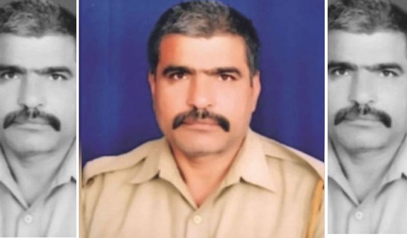 यह राहत देने वाली खबर है। ये हैं भोपाल में रहने वाले 55 वर्षीय पुलिस जवान कमलेश तिवारी। ये 15 दिनों तक चले इलाज के बाद मंगलवार को कोरोना को हराकर घर लौट आए। वे एम्स में भर्ती थे। ये आईएएस अधिकारी जे विजय कुमार के साथ ड्यूटी करते हुए संक्रमित हुए थे।
