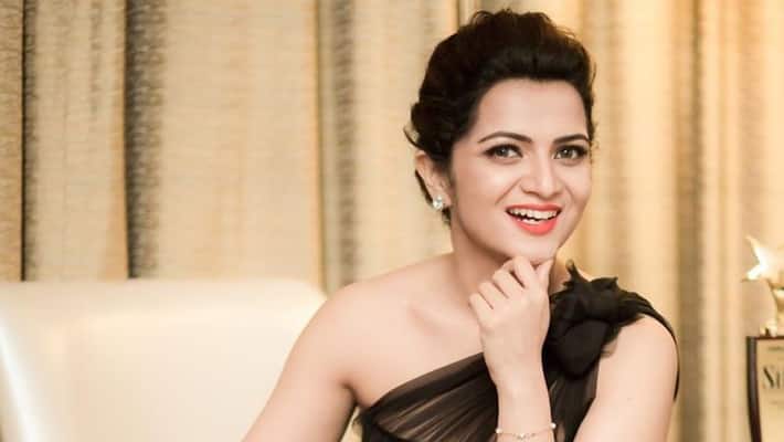 Vijay TV Fame Dhivyadharshini Share a Picture about Leg Fracture Vijay TV Fame Dhivyadharshini Share a Picture about Leg Fracture